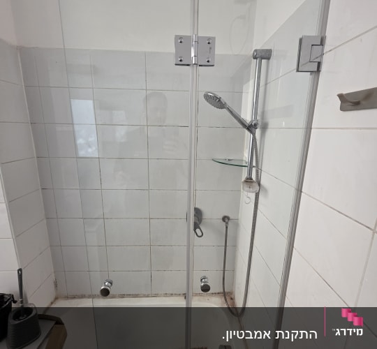 מקלחת עם דלת זכוכית וברז מקלחת